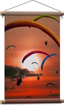 Textielposter - Grote Groep Paragliders tijdens Roodkleurige Zonsondergang - 40x60 cm Foto op Textiel