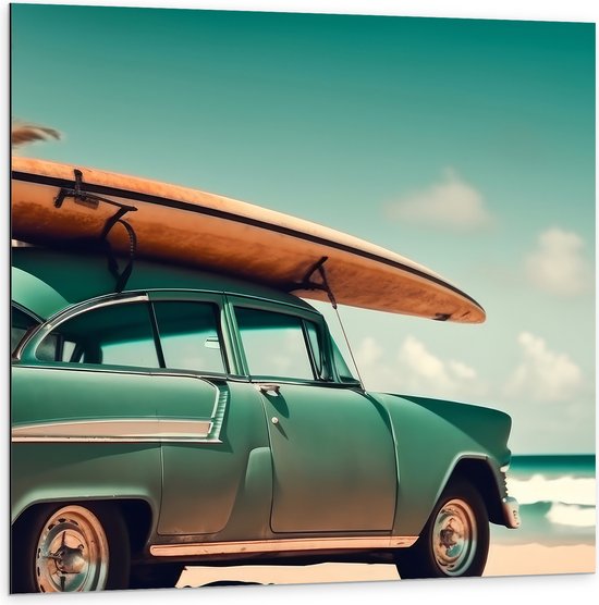 Dibond - Houten Surfplank op Dak van Blauwe Auto geparkeerd op het Strand - 100x100 cm Foto op Aluminium (Met Ophangsysteem)