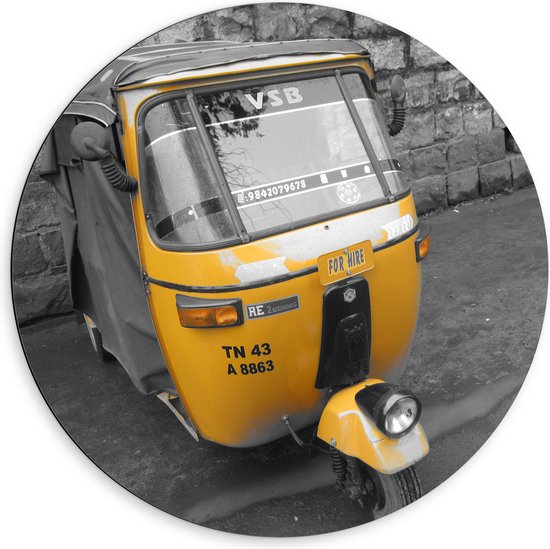 Dibond Muurcirkel - (Deels) Gele Tuktuk Geparkeerd op Stoep (Zwart- wit) - 60x60 cm Foto op Aluminium Muurcirkel (met ophangsysteem)