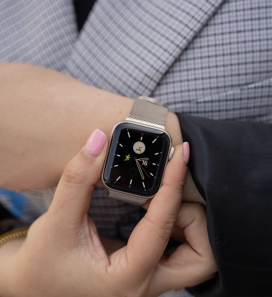 Strap-it Luxe Milanese band- Geschikt voor Apple Watch bandje - Series 1/2/3/4/5/6/7/8/9/10/11/SE/SE2/SE3 - Sterrenlicht / Starlight - RVS metalen bandje met magneet - Milanees iWatch bandje voor maat: 38 / 40 / 41 / 42mm