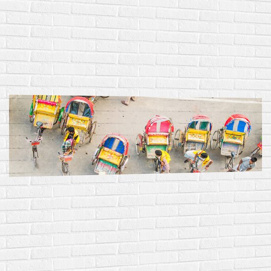 Muursticker - Bovenaanzicht van Lokale Mensen in Tuktukfietsen - 150x50 cm Foto op Muursticker