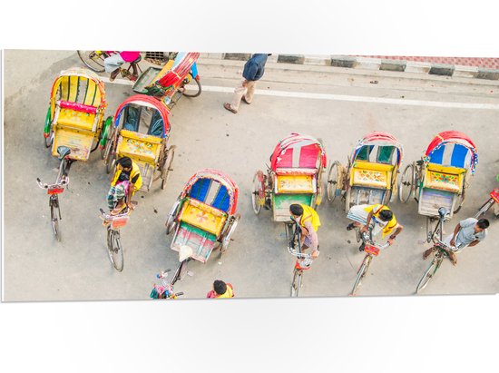 PVC Schuimplaat - Bovenaanzicht van Lokale Mensen in Tuktukfietsen - 100x50 cm Foto op PVC Schuimplaat (Met Ophangsysteem)