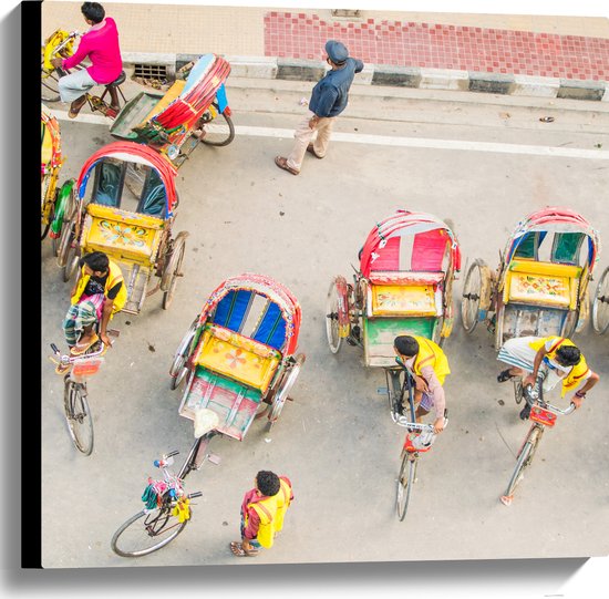 Canvas - Bovenaanzicht van Lokale Mensen in Tuktukfietsen - 60x60 cm Foto op Canvas Schilderij (Wanddecoratie op Canvas)
