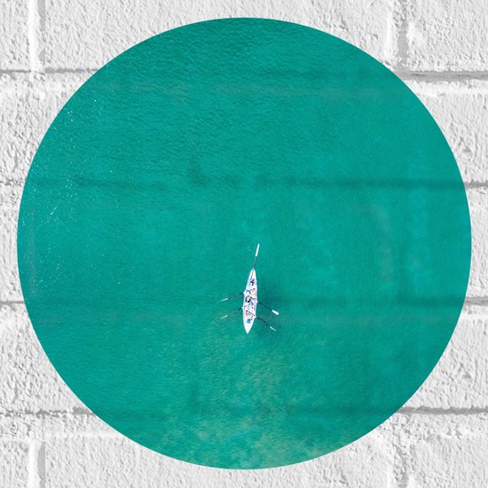 Muursticker Cirkel - Bovenaanzicht van Sporters in Kano op Felblauwe Oceaan - 30x30 cm Foto op Muursticker