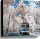 Canvas - Wit Busje Rijdend tussen de Witte Palmbomen onder Schapenwolken - 40x40 cm Foto op Canvas Schilderij (Wanddecoratie op Canvas)
