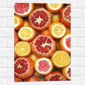 Muursticker - Achtergrond van Bloedsinasappels, Sinaasppels en granaatappel - 40x60 cm Foto op Muursticker
