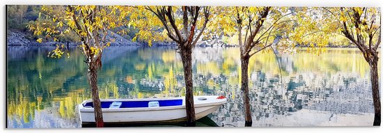 Dibond - Wit met Blauwe Vissersboot op het Water bij het Bos - 60x20 cm Foto op Aluminium (Wanddecoratie van metaal)