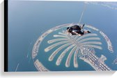 Canvas - Parachutespringer boven de Palm van Dubai - 60x40 cm Foto op Canvas Schilderij (Wanddecoratie op Canvas)