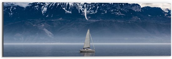 Dibond - Zeilschip Varend over Wateren in Sneeuwlandschap - 60x20 cm Foto op Aluminium (Met Ophangsysteem)