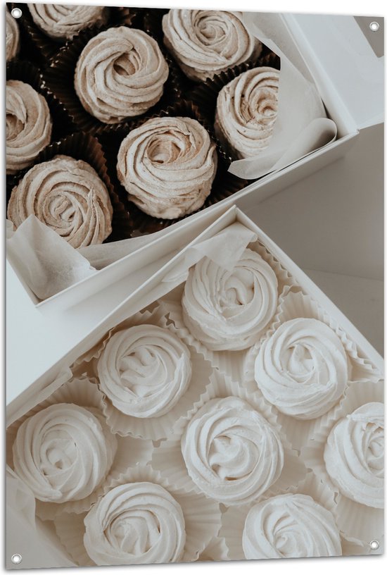 Tuinposter – Cupcakes in Doosjes met Witte Botercrème - 80x120 cm Foto op Tuinposter (wanddecoratie voor buiten en binnen)