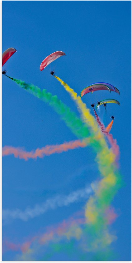 Poster Glanzend – Vliegshow van Paragliders met Kleurrijke Rook - 50x100 cm Foto op Posterpapier met Glanzende Afwerking