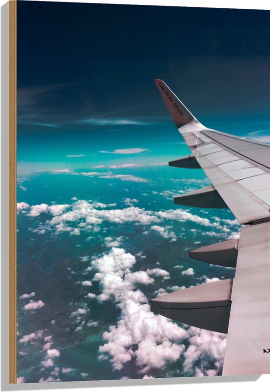 Hout - Vleugel van Passagiersvliegtuig Vliegend Boven Schapenwolken - 60x90 cm - 9 mm dik - Foto op Hout (Met Ophangsysteem)