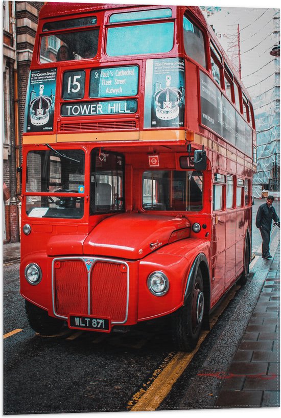 Vlag - Traditionele Rode Toeristenbus door de Straten van Londen - 50x75 cm Foto op Polyester Vlag