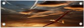 Tuinposter – Wit Zweefvliegtuig Vliegend tijdens Zonsondergang - 60x20 cm Foto op Tuinposter (wanddecoratie voor buiten en binnen)