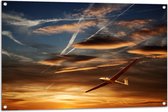 Tuinposter – Wit Zweefvliegtuig Vliegend tijdens Zonsondergang - 105x70 cm Foto op Tuinposter (wanddecoratie voor buiten en binnen)