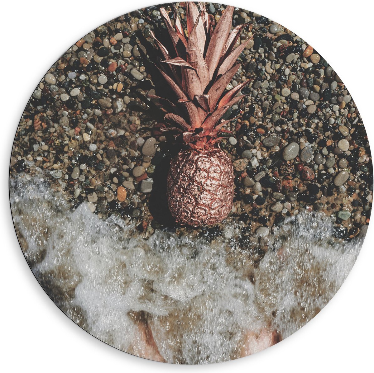Dibond Muurcirkel - Ananas op Kiezelstrand - 80x80 cm Foto op Aluminium Muurcirkel (met ophangsysteem)