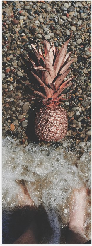 Poster Glanzend – Ananas op Kiezelstrand - 40x120 cm Foto op Posterpapier met Glanzende Afwerking