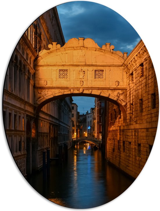 Dibond Ovaal - Zonnestralen Op Brug Der Zuchten boven Wateren van Venetië - 42x56 cm Foto op Ovaal (Met Ophangsysteem)