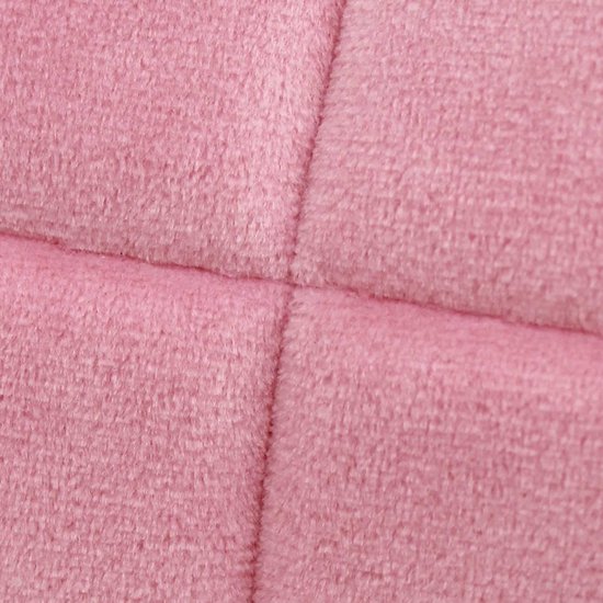 Gros plan sur du velours microfibre rose avec coutures apparentes formant un motif carré.