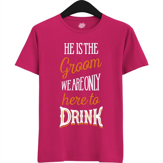 He Is The Groom | Vrijgezellenfeest Cadeau Man - Groom To Be Bachelor Party - Grappig Bruiloft En Bruidegom Bier Shirt - T-Shirt - Unisex - Fuchsia - Maat M