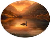 PVC Schuimplaat Ovaal - Zwaan Dobberend op het Meer in Dal van Bergen bij Oranjekleurige Achtergrond - 108x81 cm Foto op Ovaal (Met Ophangsysteem)
