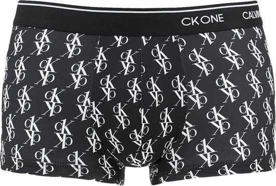 Zwarte Calvin Klein trunks met doorlopend wit ck-logo patroon. Elastische zwarte tailleband met "CKONE CALVIN" opdruk.