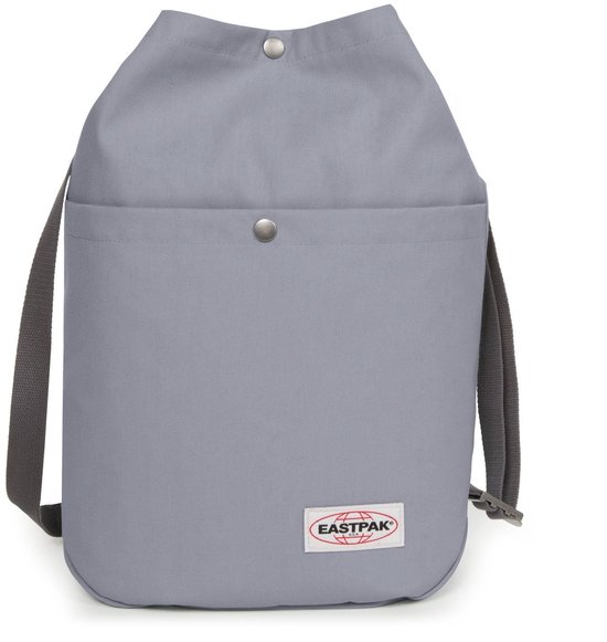 Grijze Eastpak tas met voorvak en Eastpak logo.