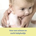 Baby in bad met schuim, gewassen door handen, met de tekst 'Voor een schoon en zacht babyhuidje'.