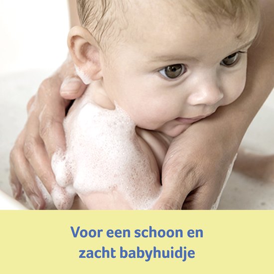 Baby in bad met schuim, gewassen door handen, met de tekst 'Voor een schoon en zacht babyhuidje'.