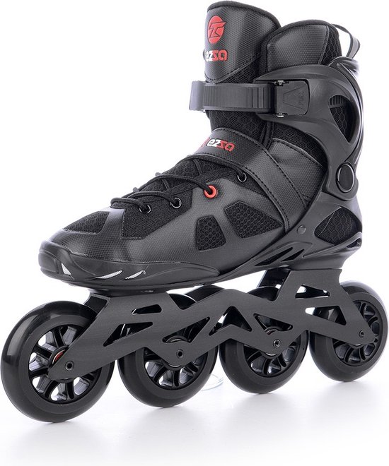 Zwarte fitness inline skates voor volwassenen, met vier wielen en gespen.