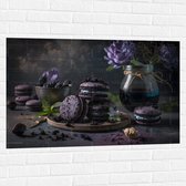 Muursticker - Tafereel van Paarse Macarons met Blauwe Vulling langs Vaas met Paarse Bloemen - 105x70 cm Foto op Muursticker