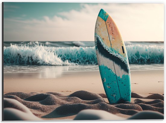 Dibond - Surfplank met Patroon in het Zand bij de Zee - 40x30 cm Foto op Aluminium (Met Ophangsysteem)