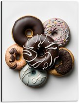 Dibond - Stapel Verschillende Smaken Donuts tegen Lichtgekleurde Achtergrond - 30x40 cm Foto op Aluminium (Met Ophangsysteem)