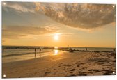 Tuinposter – Personen - Avondzon - Zee - Strand - Zand - Water - Wolken - 120x80 cm Foto op Tuinposter (wanddecoratie voor buiten en binnen)