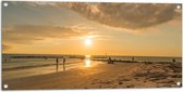 Tuinposter – Personen - Avondzon - Zee - Strand - Zand - Water - Wolken - 100x50 cm Foto op Tuinposter (wanddecoratie voor buiten en binnen)
