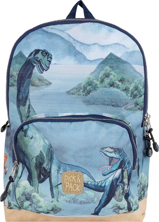 Blauwe rugzak met dinosaurusprint, met een achtergrond van landschappen en water.