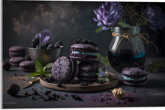 Acrylglas - Tafereel van Paarse Macarons met Blauwe Vulling langs Vaas met Paarse Bloemen - 60x40 cm Foto op Acrylglas (Wanddecoratie op Acrylaat)