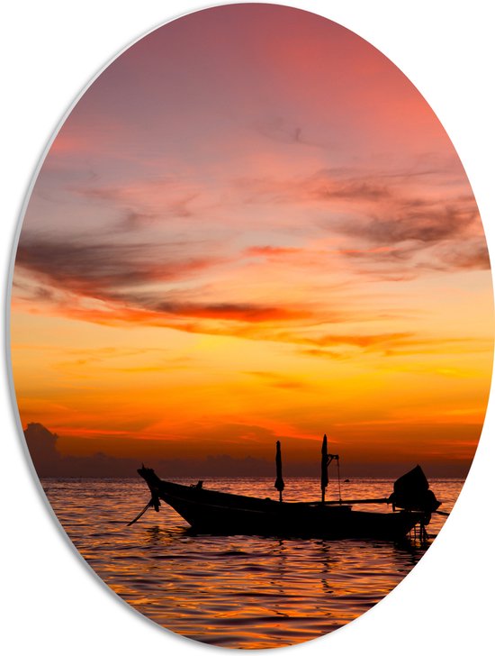 PVC Schuimplaat Ovaal - Silhouet van Vissersboot Dobberend op het Water bij Zonsondergang - 42x56 cm Foto op Ovaal (Met Ophangsysteem)