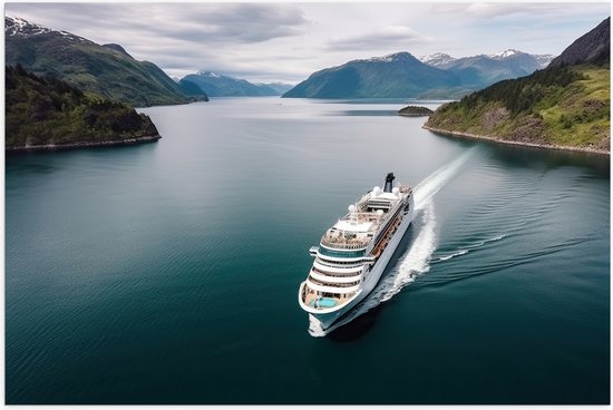 Poster Glanzend – Cruiseschip Varend op Meer in Dal van de Bergen - 60x40 cm Foto op Posterpapier met Glanzende Afwerking