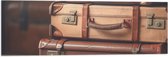 Vlag - Drie Opgestapelde Ouderwetse Vintage Koffers - 90x30 cm Foto op Polyester Vlag
