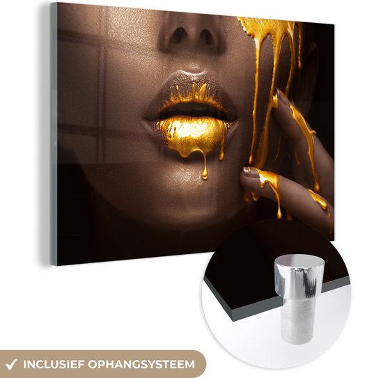 Glasschilderij vrouw - Goud - Lippen - Luxe - Glasplaat - Schilderijen woonkamer - Foto op glas - Schilderij glas - Muurdecoratie - 60x40 cm - Kamer decoratie - Wanddecoratie - Slaapkamer