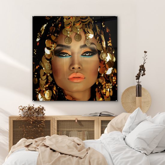 MuchoWow® Glasschilderij 90x90 cm - Schilderij acrylglas - Vrouw - Cleopatra - Goud - Sieraden - Make up - Luxe - Foto op glas - Muurdecoratie woonkamer - Wanddecoratie slaapkamer - Schilderijen