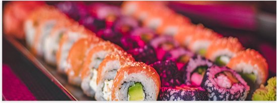 Poster Glanzend – Schaal Vol met Verschillende Smaken Sushi in Paars Licht - 60x20 cm Foto op Posterpapier met Glanzende Afwerking