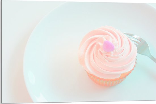 Dibond - Roze Cupcake op Bordje met Vork - 90x60 cm Foto op Aluminium (Wanddecoratie van metaal)