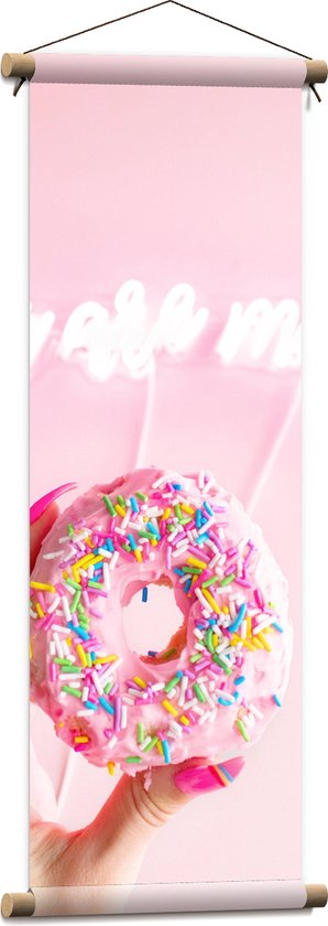 Textielposter - Roze Donut Versierd met Discodip in Hand met Roze Nagels - 30x90 cm Foto op Textiel