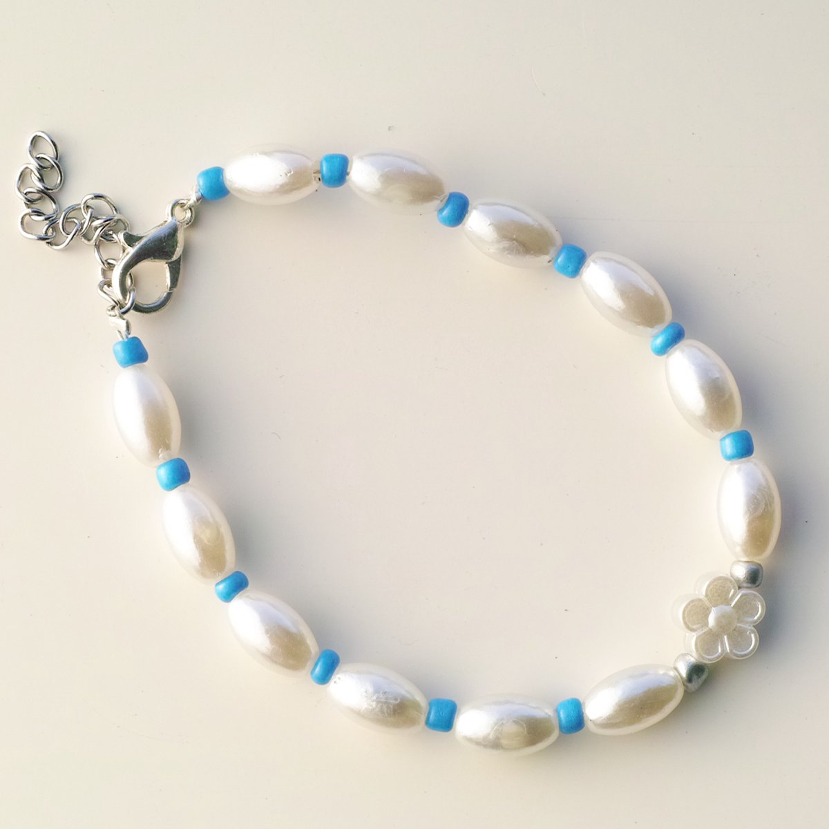 Parelarmband met bloem - wit/donkerblauw