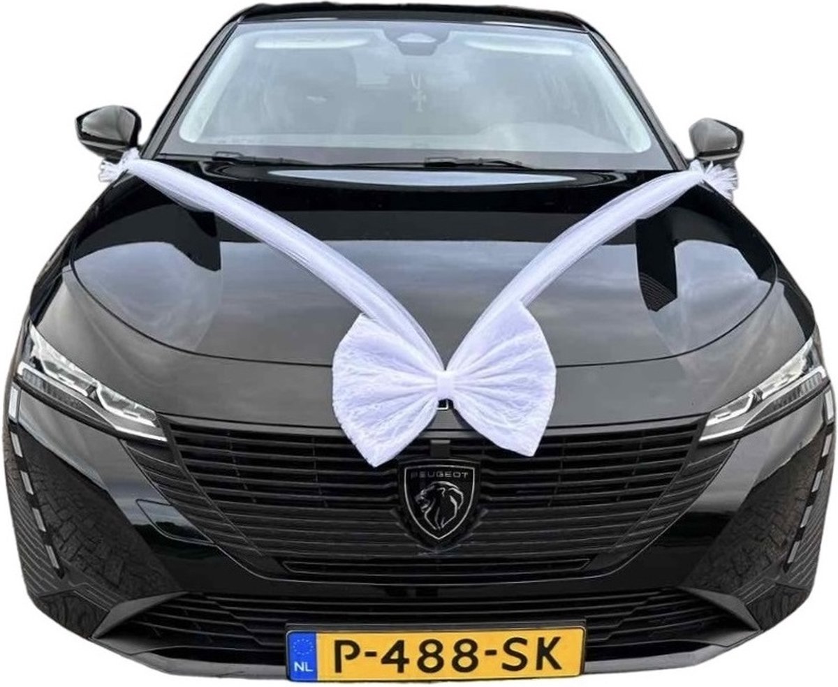 AUTODECO.NL - Trouwauto versiering Aurora - Witte strikken op de motorkamp - bruiloft witte strikken - witte autodecoratie - bruiloft versiering - huwelijk witte trouwauto - Motorkap Versiering - Autobloemstuk Bruiloft - Bloemen op de Auto - Bloemen