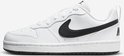 Witte Nike sneaker met zwart Nike logo op de zijkant. Veter sluiting.