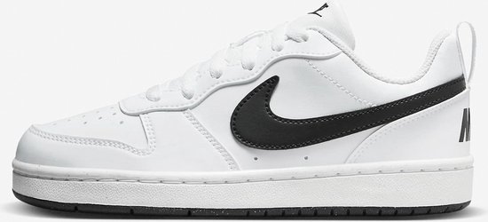 Witte Nike sneaker met zwart Nike logo op de zijkant. Veter sluiting.