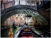 Poster (Mat) - Traditionele Italiaanse Gondel door de Wateren van Venetië - 80x60 cm Foto op Posterpapier met een Matte look